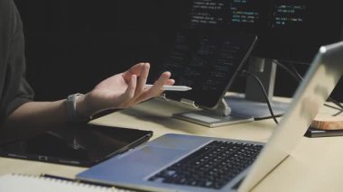 İşyerinde dizüstü bilgisayar kullanan adam