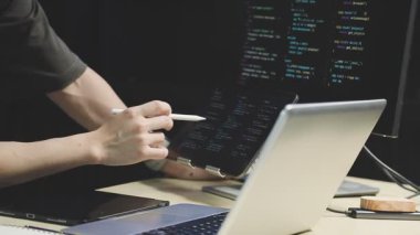 İş yerinde bilgisayarlı akıllı telefon kullanan genç adamın ofis odasındaki görüntüsünü kapat.