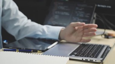 Bilgisayarı kullanarak iş adamlarının ellerini kapat.