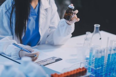 Araştırma, deney ve tıbbi deney laboratuvarda, bilim tesisinde ya da hastanede bir bilim adamı tarafından yapılıyor. Bir genç, ciddi ve profesyonel araştırmacı bir keşif yapıyor, düzenliyor ya da düzenliyor.