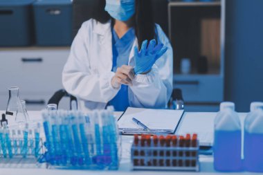 Araştırma, deney ve tıbbi deney laboratuvarda, bilim tesisinde ya da hastanede bir bilim adamı tarafından yapılıyor. Bir genç, ciddi ve profesyonel araştırmacı bir keşif yapıyor, düzenliyor ya da düzenliyor.