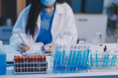 Araştırma, deney ve tıbbi deney laboratuvarda, bilim tesisinde ya da hastanede bir bilim adamı tarafından yapılıyor. Bir genç, ciddi ve profesyonel araştırmacı bir keşif yapıyor, düzenliyor ya da düzenliyor.