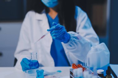 Araştırma, deney ve tıbbi deney laboratuvarda, bilim tesisinde ya da hastanede bir bilim adamı tarafından yapılıyor. Bir genç, ciddi ve profesyonel araştırmacı bir keşif yapıyor, düzenliyor ya da düzenliyor.