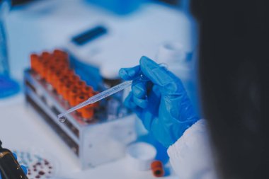 Araştırma, deney ve tıbbi deney laboratuvarda, bilim tesisinde ya da hastanede bir bilim adamı tarafından yapılıyor. Bir genç, ciddi ve profesyonel araştırmacı bir keşif yapıyor, düzenliyor ya da düzenliyor.