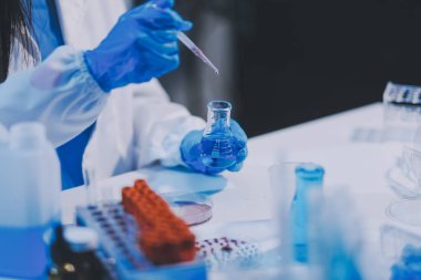 Araştırma, deney ve tıbbi deney laboratuvarda, bilim tesisinde ya da hastanede bir bilim adamı tarafından yapılıyor. Bir genç, ciddi ve profesyonel araştırmacı bir keşif yapıyor, düzenliyor ya da düzenliyor.