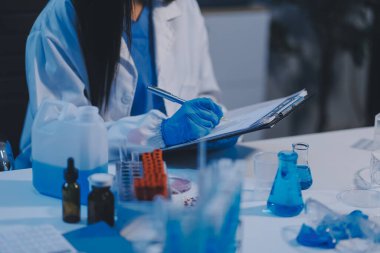 Araştırma, deney ve tıbbi deney laboratuvarda, bilim tesisinde ya da hastanede bir bilim adamı tarafından yapılıyor. Bir genç, ciddi ve profesyonel araştırmacı bir keşif yapıyor, düzenliyor ya da düzenliyor.