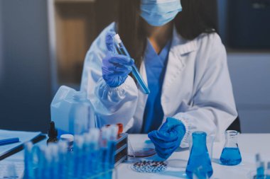 Araştırma, deney ve tıbbi deney laboratuvarda, bilim tesisinde ya da hastanede bir bilim adamı tarafından yapılıyor. Bir genç, ciddi ve profesyonel araştırmacı bir keşif yapıyor, düzenliyor ya da düzenliyor.