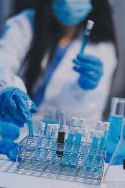 Araştırma, deney ve tıbbi deney laboratuvarda, bilim tesisinde ya da hastanede bir bilim adamı tarafından yapılıyor. Bir genç, ciddi ve profesyonel araştırmacı bir keşif yapıyor, düzenliyor ya da düzenliyor.