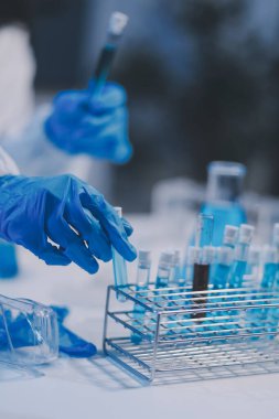 Araştırma, deney ve tıbbi deney laboratuvarda, bilim tesisinde ya da hastanede bir bilim adamı tarafından yapılıyor. Bir genç, ciddi ve profesyonel araştırmacı bir keşif yapıyor, düzenliyor ya da düzenliyor.