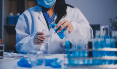 Araştırma, deney ve tıbbi deney laboratuvarda, bilim tesisinde ya da hastanede bir bilim adamı tarafından yapılıyor. Bir genç, ciddi ve profesyonel araştırmacı bir keşif yapıyor, düzenliyor ya da düzenliyor.