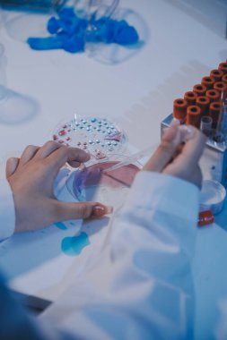 Araştırma, deney ve tıbbi deney laboratuvarda, bilim tesisinde ya da hastanede bir bilim adamı tarafından yapılıyor. Bir genç, ciddi ve profesyonel araştırmacı bir keşif yapıyor, düzenliyor ya da düzenliyor.