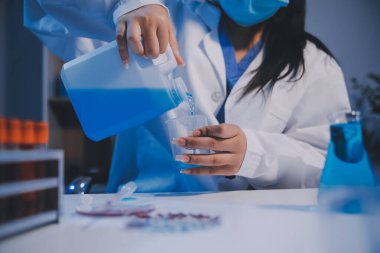 Araştırma, deney ve tıbbi deney laboratuvarda, bilim tesisinde ya da hastanede bir bilim adamı tarafından yapılıyor. Bir genç, ciddi ve profesyonel araştırmacı bir keşif yapıyor, düzenliyor ya da düzenliyor.