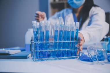 Araştırma, deney ve tıbbi deney laboratuvarda, bilim tesisinde ya da hastanede bir bilim adamı tarafından yapılıyor. Bir genç, ciddi ve profesyonel araştırmacı bir keşif yapıyor, düzenliyor ya da düzenliyor.