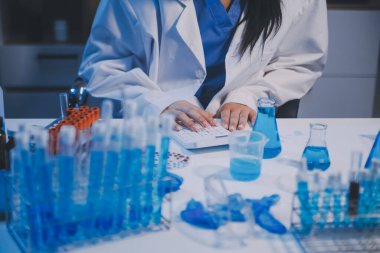 Araştırma, deney ve tıbbi deney laboratuvarda, bilim tesisinde ya da hastanede bir bilim adamı tarafından yapılıyor. Bir genç, ciddi ve profesyonel araştırmacı bir keşif yapıyor, düzenliyor ya da düzenliyor.