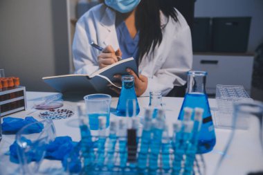 Araştırma, deney ve tıbbi deney laboratuvarda, bilim tesisinde ya da hastanede bir bilim adamı tarafından yapılıyor. Bir genç, ciddi ve profesyonel araştırmacı bir keşif yapıyor, düzenliyor ya da düzenliyor.