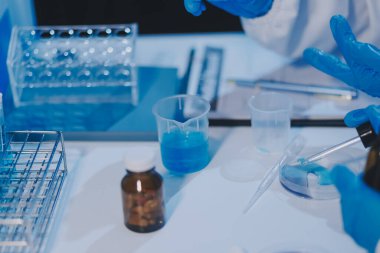 Araştırma, deney ve tıbbi deney laboratuvarda, bilim tesisinde ya da hastanede bir bilim adamı tarafından yapılıyor. Bir genç, ciddi ve profesyonel araştırmacı bir keşif yapıyor, düzenliyor ya da düzenliyor.