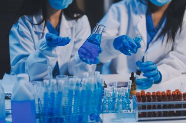 Araştırma, deney ve tıbbi deney laboratuvarda, bilim tesisinde ya da hastanede bir bilim adamı tarafından yapılıyor. Bir genç, ciddi ve profesyonel araştırmacı bir keşif yapıyor, düzenliyor ya da düzenliyor.