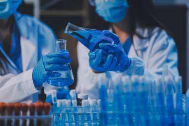 Araştırma, deney ve tıbbi deney laboratuvarda, bilim tesisinde ya da hastanede bir bilim adamı tarafından yapılıyor. Bir genç, ciddi ve profesyonel araştırmacı bir keşif yapıyor, düzenliyor ya da düzenliyor.