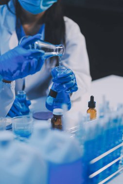 Araştırma, deney ve tıbbi deney laboratuvarda, bilim tesisinde ya da hastanede bir bilim adamı tarafından yapılıyor. Bir genç, ciddi ve profesyonel araştırmacı bir keşif yapıyor, düzenliyor ya da düzenliyor.