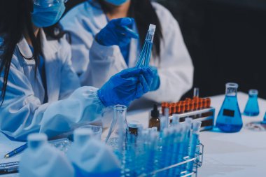 Araştırma, deney ve tıbbi deney laboratuvarda, bilim tesisinde ya da hastanede bir bilim adamı tarafından yapılıyor. Bir genç, ciddi ve profesyonel araştırmacı bir keşif yapıyor, düzenliyor ya da düzenliyor.