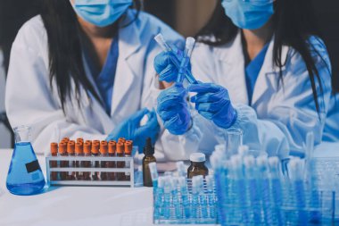 Araştırma, deney ve tıbbi deney laboratuvarda, bilim tesisinde ya da hastanede bir bilim adamı tarafından yapılıyor. Bir genç, ciddi ve profesyonel araştırmacı bir keşif yapıyor, düzenliyor ya da düzenliyor.