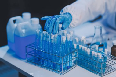 Araştırma, deney ve tıbbi deney laboratuvarda, bilim tesisinde ya da hastanede bir bilim adamı tarafından yapılıyor. Bir genç, ciddi ve profesyonel araştırmacı bir keşif yapıyor, düzenliyor ya da düzenliyor.