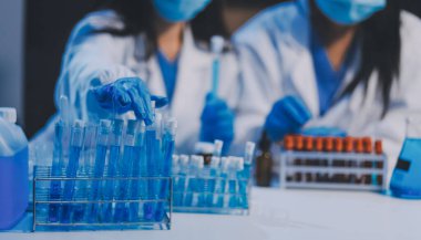 Araştırma, deney ve tıbbi deney laboratuvarda, bilim tesisinde ya da hastanede bir bilim adamı tarafından yapılıyor. Bir genç, ciddi ve profesyonel araştırmacı bir keşif yapıyor, düzenliyor ya da düzenliyor.