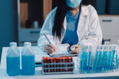 Araştırma, deney ve tıbbi deney laboratuvarda, bilim tesisinde ya da hastanede bir bilim adamı tarafından yapılıyor. Bir genç, ciddi ve profesyonel araştırmacı bir keşif yapıyor, düzenliyor ya da düzenliyor.