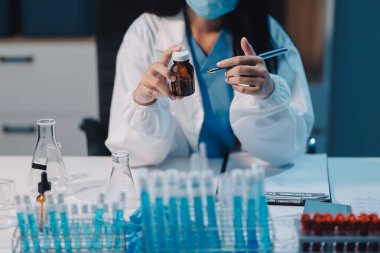 Araştırma, deney ve tıbbi deney laboratuvarda, bilim tesisinde ya da hastanede bir bilim adamı tarafından yapılıyor. Bir genç, ciddi ve profesyonel araştırmacı bir keşif yapıyor, düzenliyor ya da düzenliyor.