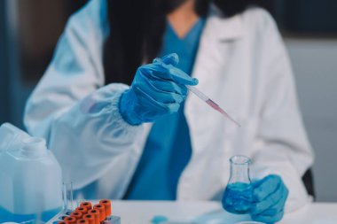 Araştırma, deney ve tıbbi deney laboratuvarda, bilim tesisinde ya da hastanede bir bilim adamı tarafından yapılıyor. Bir genç, ciddi ve profesyonel araştırmacı bir keşif yapıyor, düzenliyor ya da düzenliyor.