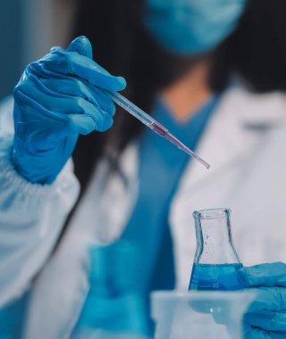 Araştırma, deney ve tıbbi deney laboratuvarda, bilim tesisinde ya da hastanede bir bilim adamı tarafından yapılıyor. Bir genç, ciddi ve profesyonel araştırmacı bir keşif yapıyor, düzenliyor ya da düzenliyor.