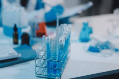 Araştırma, deney ve tıbbi deney laboratuvarda, bilim tesisinde ya da hastanede bir bilim adamı tarafından yapılıyor. Bir genç, ciddi ve profesyonel araştırmacı bir keşif yapıyor, düzenliyor ya da düzenliyor.