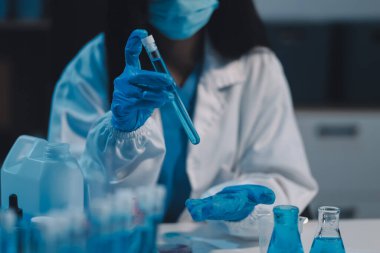 Araştırma, deney ve tıbbi deney laboratuvarda, bilim tesisinde ya da hastanede bir bilim adamı tarafından yapılıyor. Bir genç, ciddi ve profesyonel araştırmacı bir keşif yapıyor, düzenliyor ya da düzenliyor.