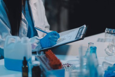 Araştırma, deney ve tıbbi deney laboratuvarda, bilim tesisinde ya da hastanede bir bilim adamı tarafından yapılıyor. Bir genç, ciddi ve profesyonel araştırmacı bir keşif yapıyor, düzenliyor ya da düzenliyor.