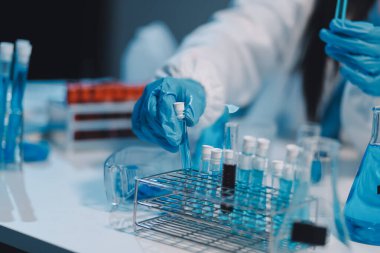 Araştırma, deney ve tıbbi deney laboratuvarda, bilim tesisinde ya da hastanede bir bilim adamı tarafından yapılıyor. Bir genç, ciddi ve profesyonel araştırmacı bir keşif yapıyor, düzenliyor ya da düzenliyor.