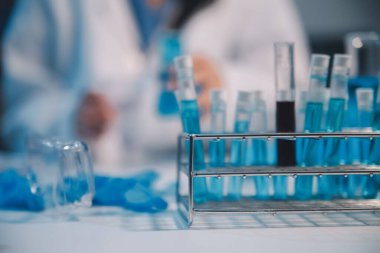 Araştırma, deney ve tıbbi deney laboratuvarda, bilim tesisinde ya da hastanede bir bilim adamı tarafından yapılıyor. Bir genç, ciddi ve profesyonel araştırmacı bir keşif yapıyor, düzenliyor ya da düzenliyor.