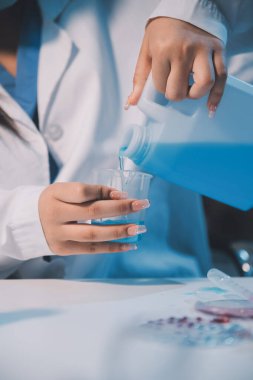 Araştırma, deney ve tıbbi deney laboratuvarda, bilim tesisinde ya da hastanede bir bilim adamı tarafından yapılıyor. Bir genç, ciddi ve profesyonel araştırmacı bir keşif yapıyor, düzenliyor ya da düzenliyor.