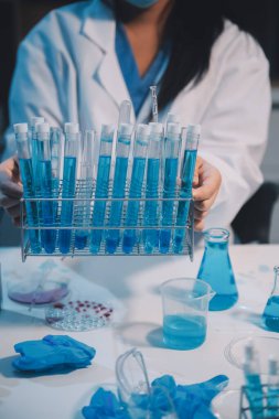 Araştırma, deney ve tıbbi deney laboratuvarda, bilim tesisinde ya da hastanede bir bilim adamı tarafından yapılıyor. Bir genç, ciddi ve profesyonel araştırmacı bir keşif yapıyor, düzenliyor ya da düzenliyor.