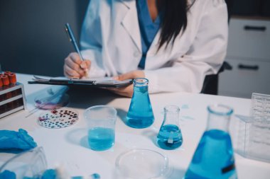 Araştırma, deney ve tıbbi deney laboratuvarda, bilim tesisinde ya da hastanede bir bilim adamı tarafından yapılıyor. Bir genç, ciddi ve profesyonel araştırmacı bir keşif yapıyor, düzenliyor ya da düzenliyor.