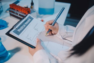 Araştırma, deney ve tıbbi deney laboratuvarda, bilim tesisinde ya da hastanede bir bilim adamı tarafından yapılıyor. Bir genç, ciddi ve profesyonel araştırmacı bir keşif yapıyor, düzenliyor ya da düzenliyor.