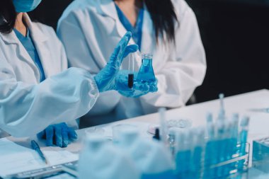 Araştırma, deney ve tıbbi deney laboratuvarda, bilim tesisinde ya da hastanede bir bilim adamı tarafından yapılıyor. Bir genç, ciddi ve profesyonel araştırmacı bir keşif yapıyor, düzenliyor ya da düzenliyor.