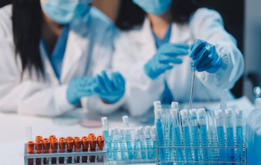 Araştırma, deney ve tıbbi deney laboratuvarda, bilim tesisinde ya da hastanede bir bilim adamı tarafından yapılıyor. Bir genç, ciddi ve profesyonel araştırmacı bir keşif yapıyor, düzenliyor ya da düzenliyor.