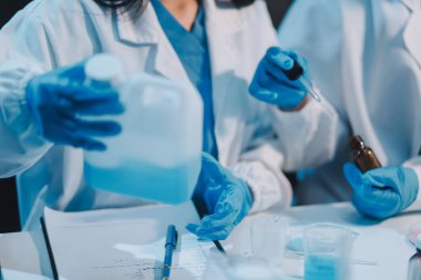 Araştırma, deney ve tıbbi deney laboratuvarda, bilim tesisinde ya da hastanede bir bilim adamı tarafından yapılıyor. Bir genç, ciddi ve profesyonel araştırmacı bir keşif yapıyor, düzenliyor ya da düzenliyor.