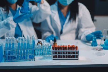 Araştırma, deney ve tıbbi deney laboratuvarda, bilim tesisinde ya da hastanede bir bilim adamı tarafından yapılıyor. Bir genç, ciddi ve profesyonel araştırmacı bir keşif yapıyor, düzenliyor ya da düzenliyor.