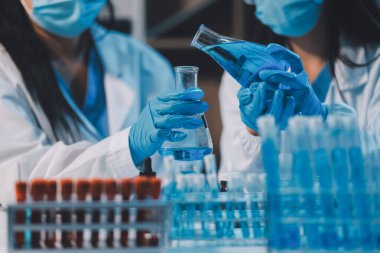 Araştırma, deney ve tıbbi deney laboratuvarda, bilim tesisinde ya da hastanede bir bilim adamı tarafından yapılıyor. Bir genç, ciddi ve profesyonel araştırmacı bir keşif yapıyor, düzenliyor ya da düzenliyor.