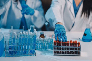 Araştırma, deney ve tıbbi deney laboratuvarda, bilim tesisinde ya da hastanede bir bilim adamı tarafından yapılıyor. Bir genç, ciddi ve profesyonel araştırmacı bir keşif yapıyor, düzenliyor ya da düzenliyor.