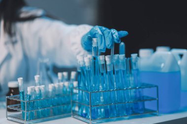 Araştırma, deney ve tıbbi deney laboratuvarda, bilim tesisinde ya da hastanede bir bilim adamı tarafından yapılıyor. Bir genç, ciddi ve profesyonel araştırmacı bir keşif yapıyor, düzenliyor ya da düzenliyor.