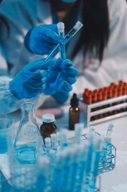 Araştırma, deney ve tıbbi deney laboratuvarda, bilim tesisinde ya da hastanede bir bilim adamı tarafından yapılıyor. Bir genç, ciddi ve profesyonel araştırmacı bir keşif yapıyor, düzenliyor ya da düzenliyor.