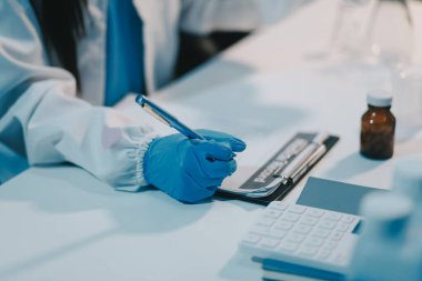 Araştırma, deney ve tıbbi deney laboratuvarda, bilim tesisinde ya da hastanede bir bilim adamı tarafından yapılıyor. Bir genç, ciddi ve profesyonel araştırmacı bir keşif yapıyor, düzenliyor ya da düzenliyor.