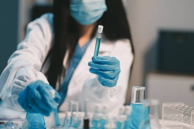 Araştırma, deney ve tıbbi deney laboratuvarda, bilim tesisinde ya da hastanede bir bilim adamı tarafından yapılıyor. Bir genç, ciddi ve profesyonel araştırmacı bir keşif yapıyor, düzenliyor ya da düzenliyor.